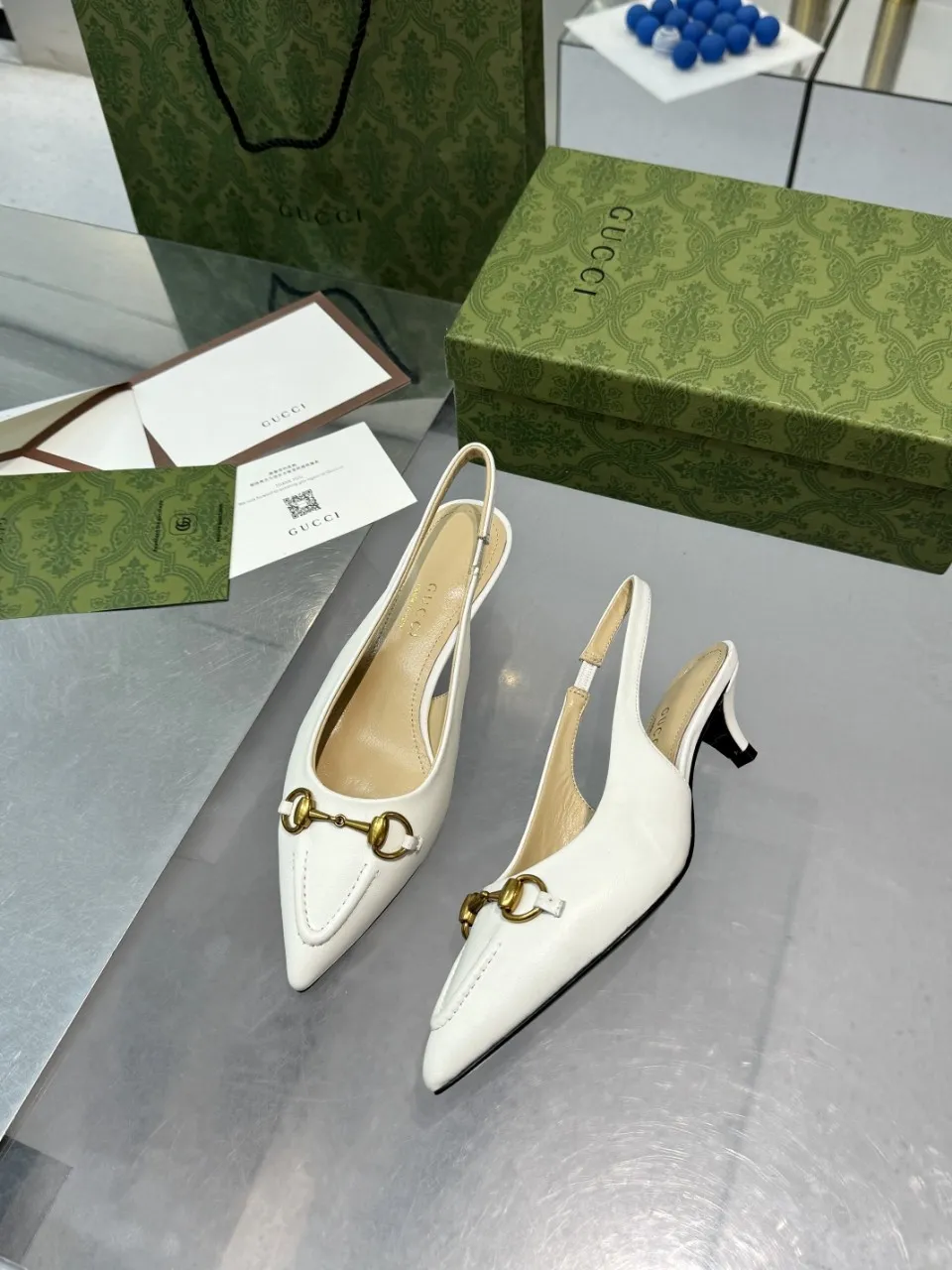 👟👟Ex-factory price 440👟👟 (genuine leather sole +40) Gucci Signoria pumps are named after the central square of Florence, recreating the classic and elegant style of the birthplace of the brand. Combining shiny patent leather with a pointed toe, these shoes are embellished with Gucci's signature chain, adding a stylish edge to your new season wardrobe. Upper: Made of first-layer imported patent cowhide/sheepskin lining. Outsole: rubber non-slip outsole/genuine leather outsole. Size: 35-42 (34/41 42 customized, non-refundable)